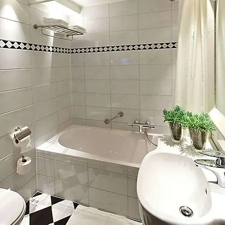 Hotel De Rustende Jager 4*